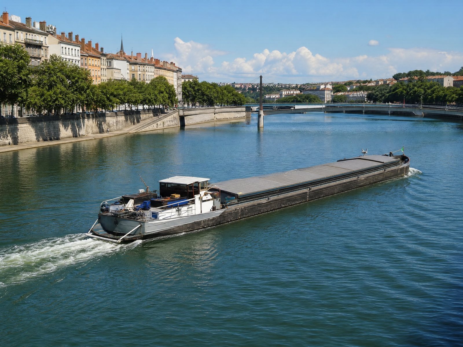 Péniche fluviale sur la Saône